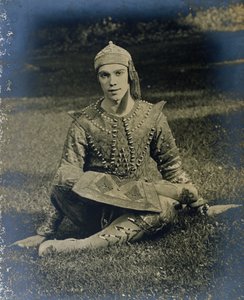 Nijinsky im Schneidersitz, gekleidet als Prinz Igor
