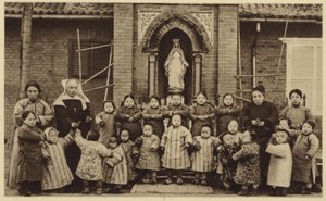 Waisen posieren vor ihrem Waisenhaus in China von French Photographer