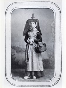 Fotovisitenkarte mit französischer Regionaltracht, ca. 1860-70 von French Photographer