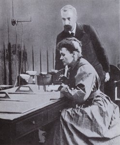 Pierre und Marie Curie, Entdecker des Radiums, in ihrem Labor an der Universität Paris, 1898 von French Photographer