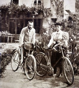 Pierre und Marie Curie in ihrem Garten 1895