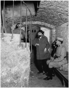 Polizisten durchsuchen den Keller von Henri Desire Landru (1869-1922) ca. 1919-20 von French Photographer