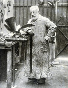 Porträt von Fernand Forest (1851 - 1914), französischer Erfinder (Motor, Autoteile...) - Fotografie von French Photographer