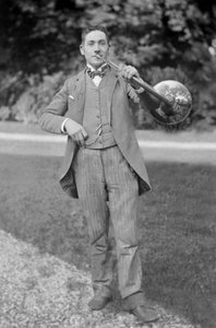 Porträt eines Hornisten, der Band von Bourmont in Haute Marne, im Garten der Abtei von Septfontaines. Fotografie späte 19. Jahrhundert. Ducos Sammlung von French Photographer