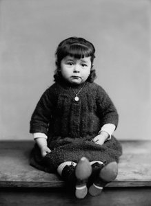 Porträt eines kleinen Mädchens aus Bourmont in Haute Marne, mit ihrer Taufmedaille. Fotografie späte 19. Jahrhundert. Ducos Sammlung von French Photographer