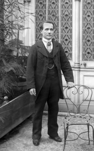 Porträt eines Mannes, posierend in der Abtei von Septfontaines, nahe Bourmont in Haute Marne. Fotografie späte 19. Jahrhundert. Ducos Sammlung von French Photographer