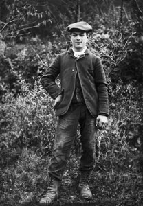 Porträt eines jungen Mannes, mit einer Baskenmütze, im Garten der Abtei von Septfontaines, nahe Bourmont in Haute Marne. Fotografie späte 19. Jahrhundert. Ducos Sammlung von French Photographer