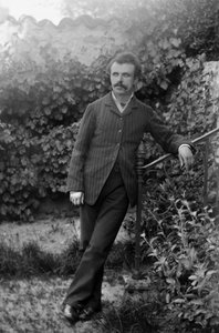 Porträt eines jungen Mannes, im Garten der Abtei von Septfontaines, nahe Bourmont in Haute-Marne. Fotografie Ende des 19. Jahrhunderts. Ducos-Sammlung von French Photographer