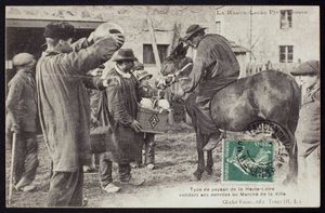 Postkarte, die einen Bauern in der Haute-Loire, der Lebensmittel auf dem Markt verkauft, um 1900 darstellt von French Photographer