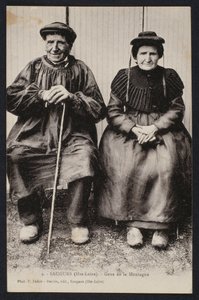 Postkarte, die Bergleute in Saugues, Haute-Loire, um 1900 darstellt