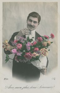 Postkarte eines Mannes, der einen Blumenstrauß hält, gesendet im Jahr 1913 von French Photographer