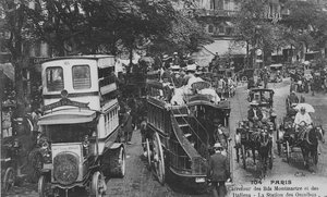 Postkarte zeigt eine Omnibushaltestelle an der Kreuzung Boulevard Montmartre und Boulevard des Italiens, Paris, 1905-10