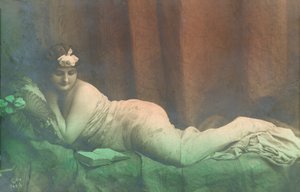 Liegendes Mädchen, lesend von French Photographer