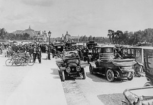 Beschlagnahme von Autos auf der Esplanade des Invalides, Paris, 16. August 1914 von French Photographer