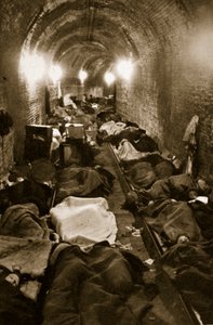 Bewohner von Le Havre suchen Zuflucht in den Zugtunneln, September 1940 von French Photographer