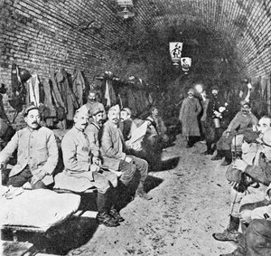 Schlafquartiere im Fort Douaumont, ca. 1916 von French Photographer
