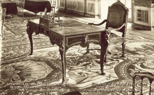 Tisch im Spiegelsaal des Schlosses von Versailles, auf dem der Versailler Vertrag unterzeichnet wurde von French Photographer