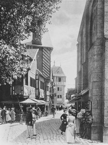 Die Rue des Vieilles Ecoles und die Kirche Saint Julien im alten Paris auf der Weltausstellung von 1900 von French Photographer
