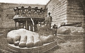 Der Bau der Freiheitsstatue, Detail der Füße, um 1876 von French Photographer
