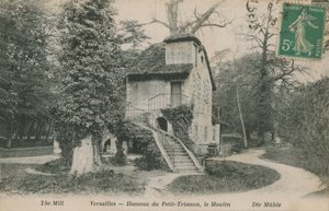 Die Mühle im Hameau de la Reine, ein rustikaler Rückzugsort für Marie Antoinette im Park des Schlosses von Versailles in der Nähe des Petit Trianon von French Photographer