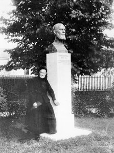 Die Mutter von Charles Péguy an seinem Denkmal von French Photographer