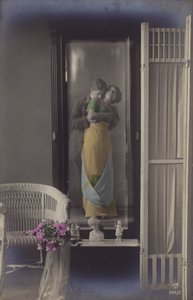 Das Spiegelbild eines jungen Paares, das sich küsst von French Photographer