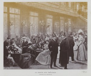 Theaterbesucher vor der Taverne Pousset in Paris nach einer Vorstellung von French Photographer