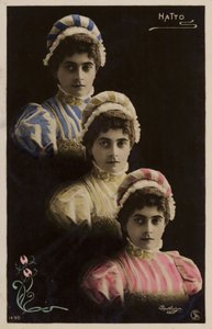 Drei identische Frauenköpfe von French Photographer