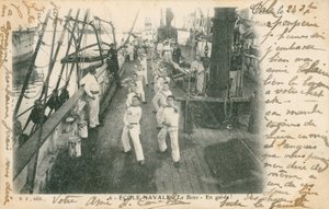 Auszubildende Matrosen an einer französischen Marineschule beim Boxunterricht an Deck. Postkarte gesendet im Jahr 1913 von French Photographer
