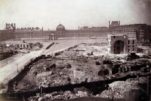 Transformationen von Paris unter dem Zweiten Kaiserreich, Haussmann-Arbeiten: Ansicht des Place du Carrousel während des Abrisses der ehemaligen königlichen Ställe in Paris