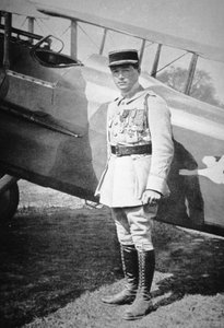 WWI französischer Fliegerass Sous-Lieutenant Rene Fonck, ausgezeichnet mit der Ehrenlegion nach sechs Siegen, 8. Mai 1918 von French Photographer