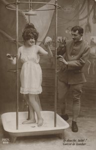 Frau unter der Dusche mit einem Soldaten von French Photographer