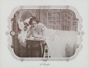 Frau entspannt im Bett von French Photographer