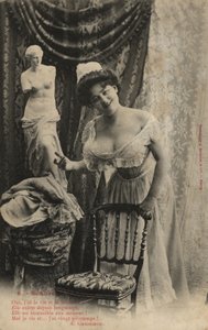 Frau mit Venus De Milo Statue von French Photographer