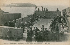 Frauen waschen Wäsche im Hafen von Louen. Postkarte von 1913. von French Photographer