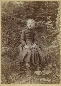 Junges Mädchen auf dem Land, Frankreich, um 1890 (s/w Foto) von French Photographer