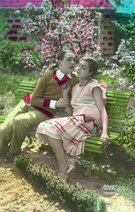 Junger Mann, der ein Mädchen küssen will von French Photographer