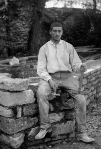Junger Mann bei der Restaurierung der Abtei von Septfontaines, in der Nähe von Bourmont in Haute-Marne, um 1880. Fotografie. Ducos-Sammlung. von French Photographer