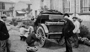 Der französische Industrielle Edouard Michelin (1859-1940, von vorne nach vorne) rüstete eines der ersten Autos mit Reifen aus von French Photographer