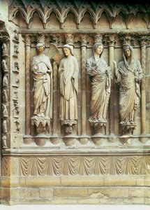 (LtoR) Die Verkündigung und die Heimsuchung, Figuren am rechten Türpfosten des zentralen Portals der Westfassade, der Jungfrau gewidmet von French School