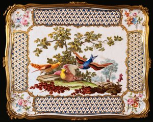 Ein Louis-XV-Sevres-Tablett, dekoriert mit drei exotischen Vögeln in einer Landschaft, bildet die Oberseite eines Kaffeetisches, 1761 von French School