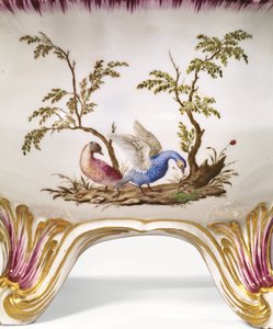 Eine Vincennes-Zweihand-Rundterrine, Deckel & Stand, ca. 1750 von French School