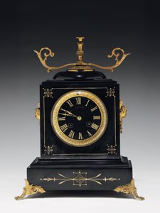Eine Kaminuhr aus schwarzem Kompositstein, mit eingravierten Verzierungen, mit Beinen, Spitzen und Beschlägen aus vergoldetem Messing, von Jausions aus Pau, Frankreich, ca. 1876-78