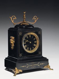Eine Kaminuhr aus schwarzem Kompositionsstein, mit eingravierten Verzierungen, mit Beinen, Spitzen und Beschlägen aus vergoldetem Messing, von Jausions aus Pau, Frankreich, ca. 1876-78