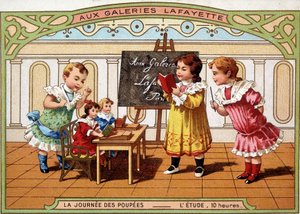 Werbekarte für Galeries Lafayette: kleine Mädchen spielen Lehrerin mit ihren Puppen. von French School