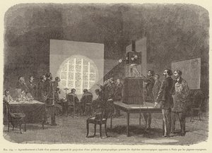 Vergrößerung mit Hilfe eines leistungsstarken Projektionsgeräts einer fotografischen Folie mit mikroskopischen Depeschen, die von Brieftauben nach Paris gebracht wurden von French School