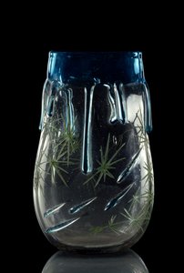 Kunst Frankreich: Vase, hergestellt ca. 1875-1878 aus getöntem Glas mit graviertem und emailliertem Dekor