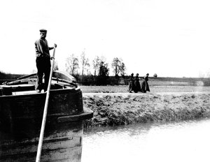 Barke, die von drei Frauen auf einem Kanal gezogen wird, ca. 1900