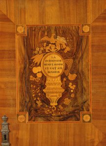 Buffetschrank mit revolutionärem Design, eingelegtes Detail des Emblems und Mottos der Brüderlichkeit (Marketerie)