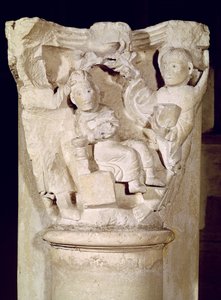Kapitell mit einem Relief, das das Opfer Abrahams darstellt